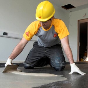 Betonovanie podlahy vo firemných priestoroch zahŕňa niekoľko fáz, z ktorých každá si vyžaduje špecializované zručnosti.